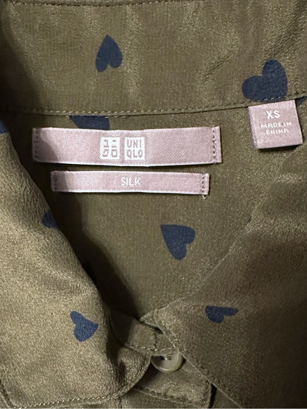 Uniqlo Silk Hearts Green Long Sleeve Button Down Shirt Size Xsmall - Picture 6 of 7